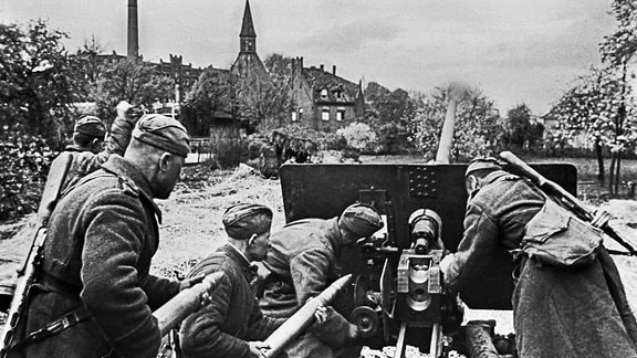 Rotarmisten an einem Geschütz im Süden von Berlin, 1945