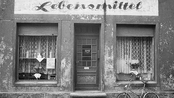 Schaufenster eines Lebensmittelgeschäft in der DDR.