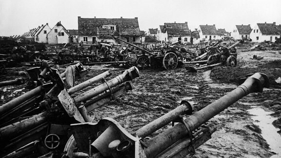 Deutsche Geschütze und Fahrzeuge nach der Schlacht um die Seelower Höhen