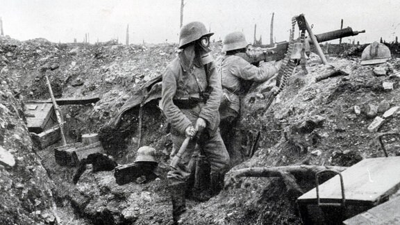 Deutsche Soldaten mit Stahlhelmen und Gasmaske in der Schlacht um Verdun