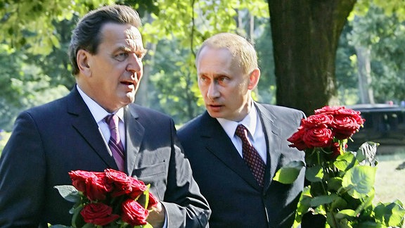 Gerhard Schröder und Wladimir Putin legen am 03.07.2005 an der Begräbnisstätte von Immanuel Kant in Kaliningrad Blumen nieder