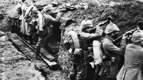 Deutsche Soldaten im September 1914 im Schützengraben an der Marne