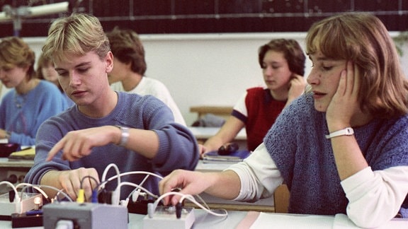 Jugendliche im Physikunterricht, Berlin 1987
