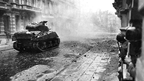 Sherman Panzer der US Army fährt auf einer Straße