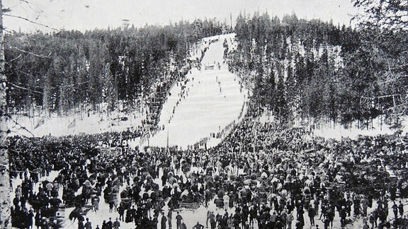 Historische Schwarzweiss-Fotografie vom Skispringen am Holmenkollbakken in Oslo, Norwegen