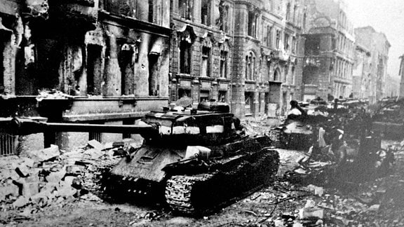 Sowjetische Stalin-Panzer im Kampf um Berlin