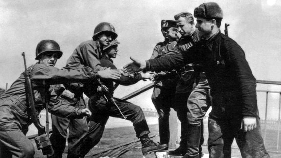 An der Elbe bei Torgau begegnen sich am 25 April 1945 sowjetische und US Soldaten