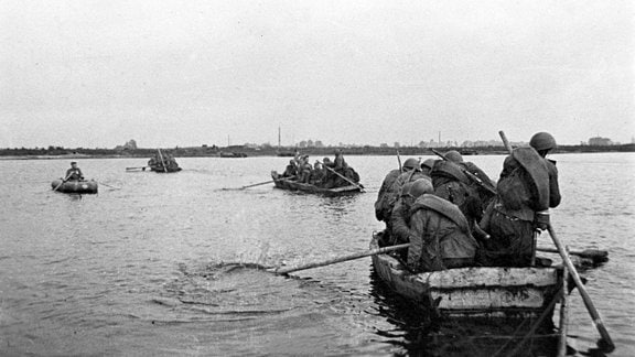 Sowjetische Truppen setzen im Januar 1945 in Booten über die Weichsel über.