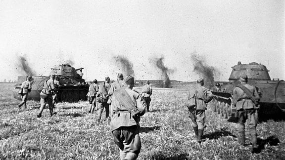 Sowjetischer Angriff mit T 34/76-Panzern in der Region von Kursk