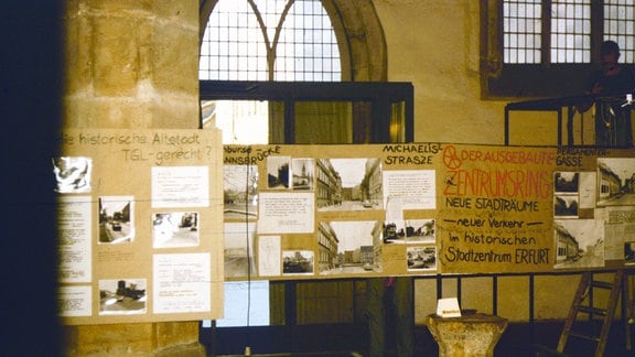 Ausstellung mit Fotos und Texten in einer Kirche