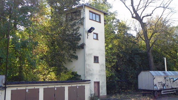 Ein Wachturm auf dem auf dem ehemaligen Stasi-Gelände.