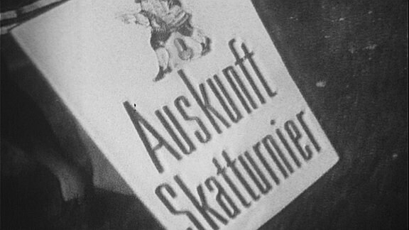 ein Schild mit der Aufschrift "Auskunft Skatturnier"