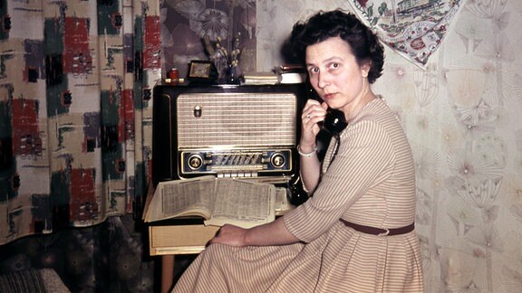 Frau beim Telefonieren DDR, ca. 1960.