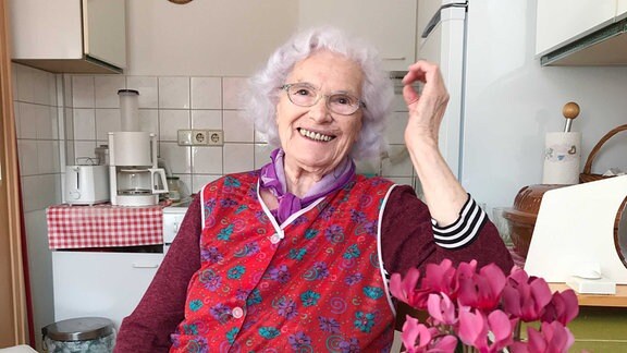 Die 93-jährige Anneliese Frenzel erzählt, wie sie die Friedensweihnacht 1945 erlebt hat. 