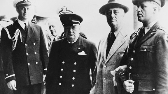 Winston Churchill und Franklin Roosevelt auf der HMS Prince of Wales