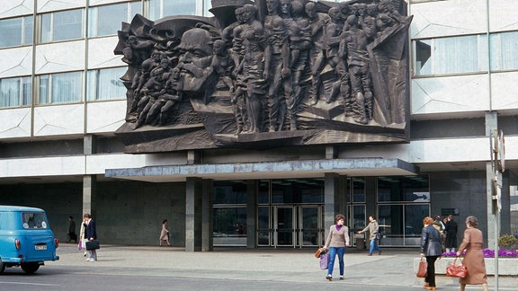 Das Bronzerelief Aufbruch am Eingang der Universität Leipzig