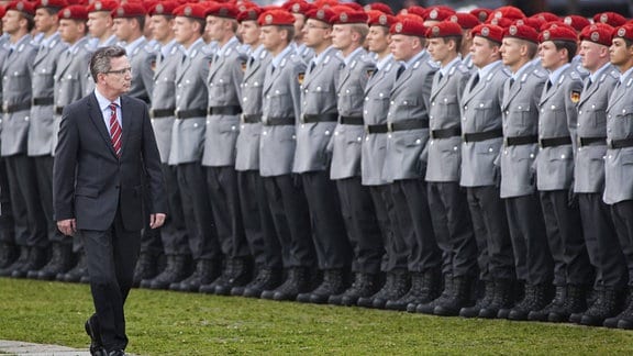 Thomas de Maiziere, CDU , Bundesverteidigungsminister , beim feierlichen Geloebnis von Soldaten der Bundeswehr vor dem Reichstag . Berlin , 20.07.2011