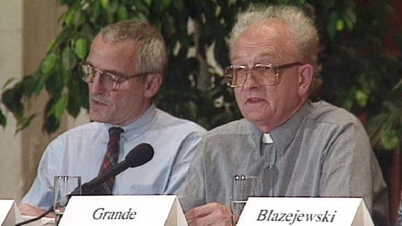 Herr Grande und Herr Blazezewski sitzen nebeneinander