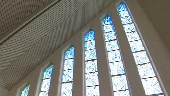 Einblick in eine Moderne Kirche mit blauen Glasmalereien