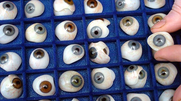 Unterschiedlich gestaltete Augenprothesen - gefertigt aus Glas