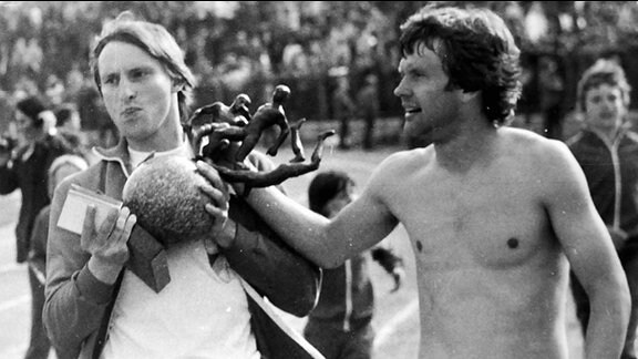 Konrad Weise mit Uli Oevermann beim Pokalsieg 1980