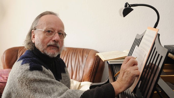 Peter Gotthardt - Komponist von Filmmelodien und Texter in seinem Haus in Mahlsdorf.