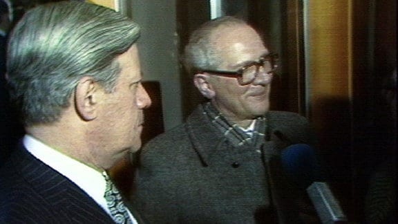 Erich Honecker und Helmut Schmidt gemeinsam vor einem Mikrofon