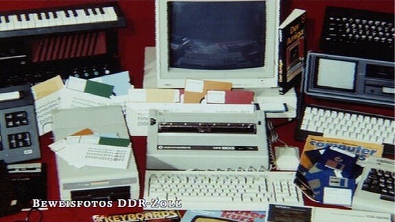 Foto des DDR-Zolls zeigt Sammlung beschlagnahmter Ware:  Schreibmaschinen, Disketten, Keyboard, PC-Bildschirm