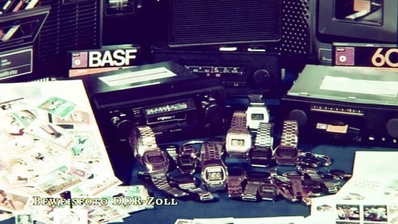 beschlagnahmte kleinelektronische Geräte wie Armbanduhren und Videokassetten