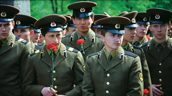 Soldaten mit roten Nelken