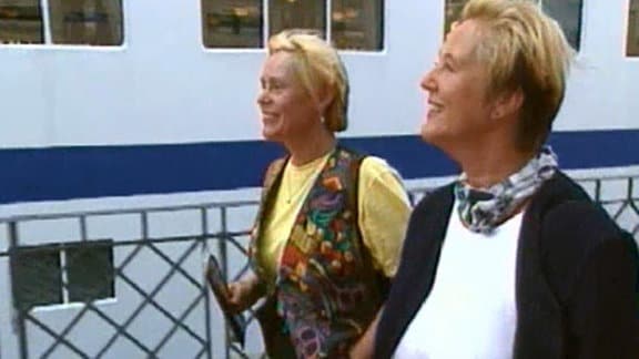 Zwei Frauen neben einem Schiff