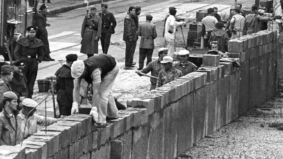 Bau der Berliner Mauer am Postdamer Platz 1961