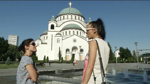 Zwei Frauen vor einer Kirche in Belgrad.