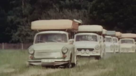Der Erfinder des Autodachzeltes, Gerhard Müller, und viele begeisterte Camper zeigen, wie Zelten auf einem Trabi-Dach funktioniert.