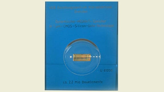 der Megabit-Chip Typ U 61000 in einem blauen Plexiglas
