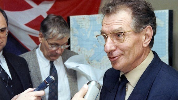Dr. Klaus Henkes, ehemals Generaldirektor der "Interflug, wird interviewt (Archivfoto 1990)