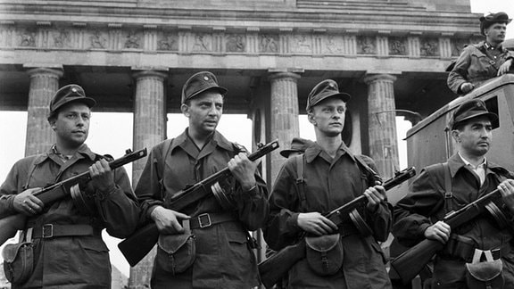 DDR-Grenzsoldaten vor dem Brandenburger Tor