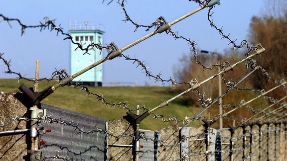 Ehemalige Grenzanlagen aus Stacheldraht und ein Wachturm, 2002