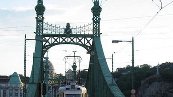 Straßenbahnbrücke in Budapest