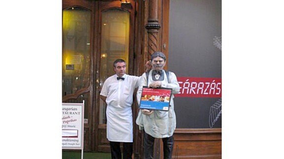 Budapest - Kellner vor einem Restaurant