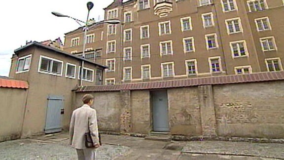 Bernd Müller vor dem Stasi-Gefängnis in Bautzen