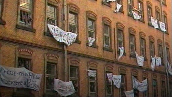 Häftlinge protestieren im Dezember 1989 mit beschriebenen Bettlaken