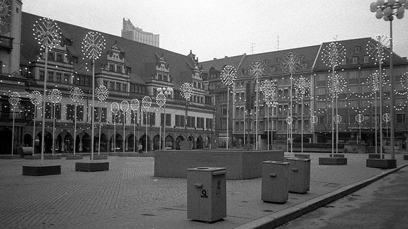 Leipziger Markt vor dem Alten Rathaus mit Weihnachtslichtern geschmückt in den 80-er Jahren in Leipzig.