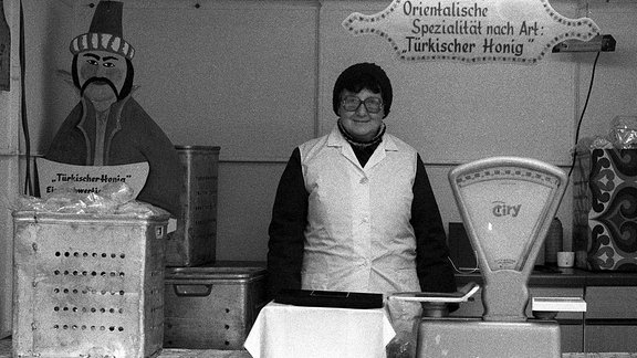 Frau verkauft in einer Imbissbude "Türkischen Honig" in den 80-er Jahren auf dem Leipziger Weihnachtsmarkt"
