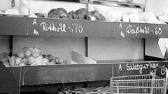 Schwarz-Weiß-Aufnahme von älterer Dame in einem Obst- und Gemüsegeschäft in Berlin 1986