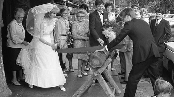 Schwarz-Weiß-Aufnahme einer Hochzeit in der DDR