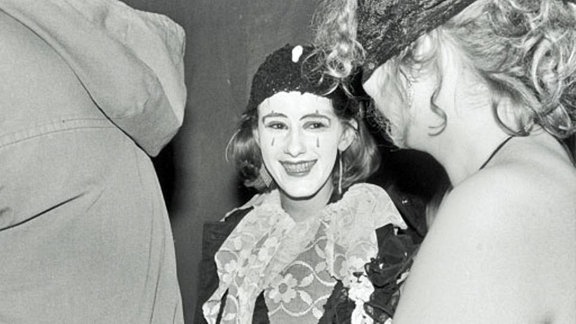 Schwarz-Weiß-Aufnahme einer kostümierten Frau, die als Clown verkleidet ist