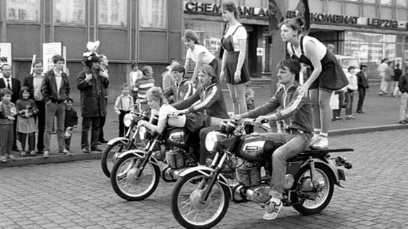 Akrobatikgruppe mit Motorrädern in Leipzig 1986