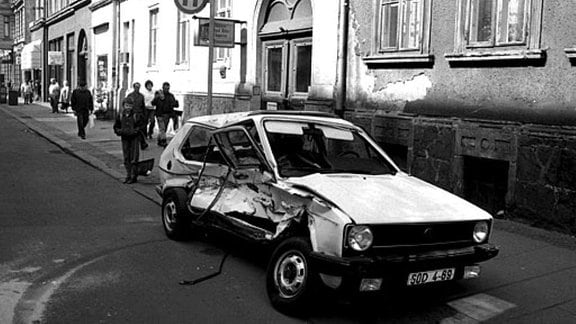 Verbeultes Westauto in Leipziger Innenstadt 1990/91