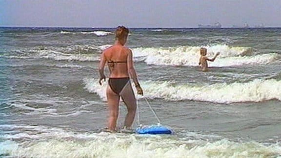 Frau und Kind badet in Ostsee